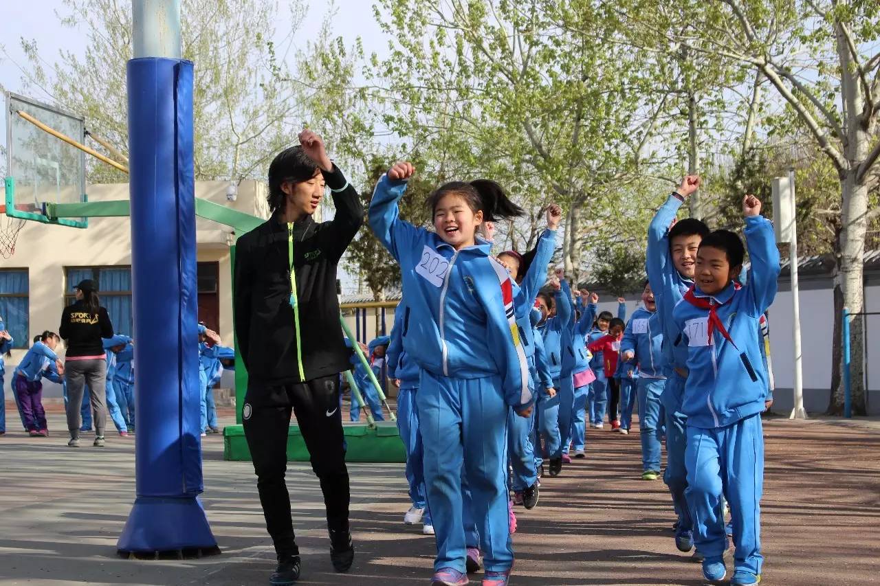 北京市石景山区向阳小学马校长在活动上致辞,她表示校园足球是当前最