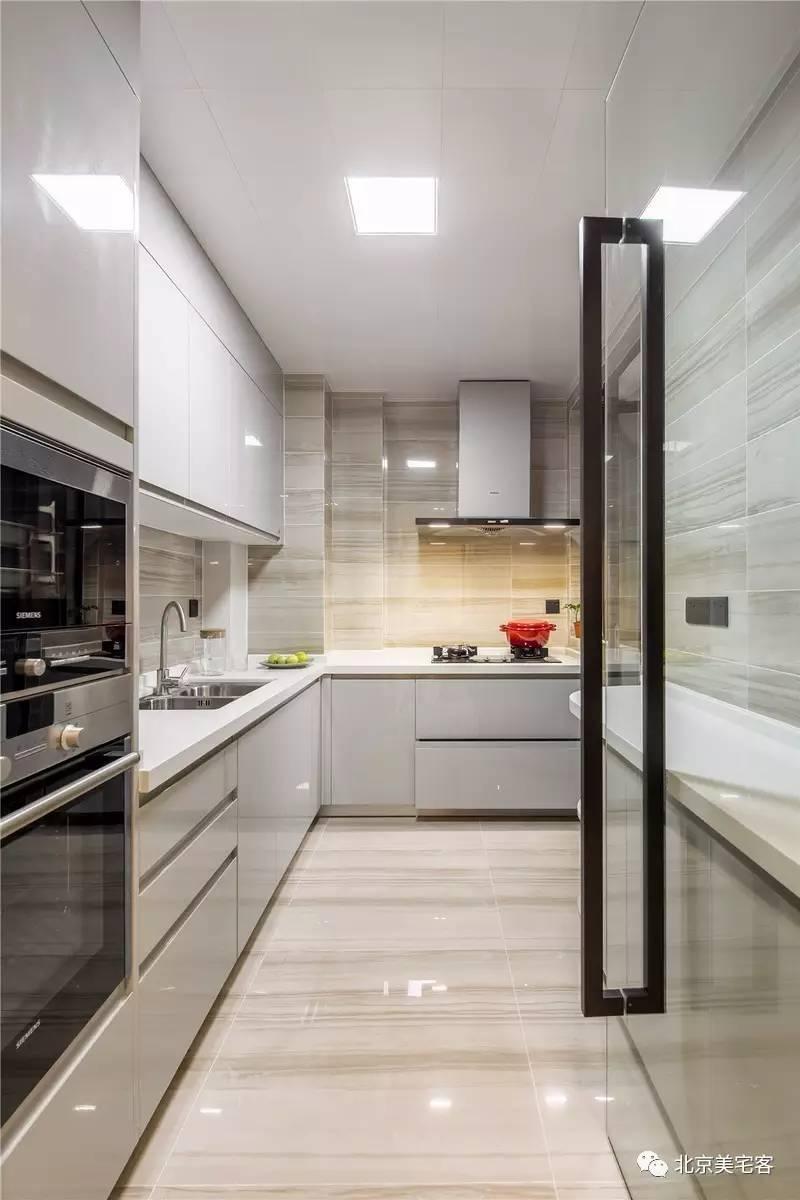 厨房 厨房白色橱柜,木纹瓷砖,明亮通透,干净卫生
