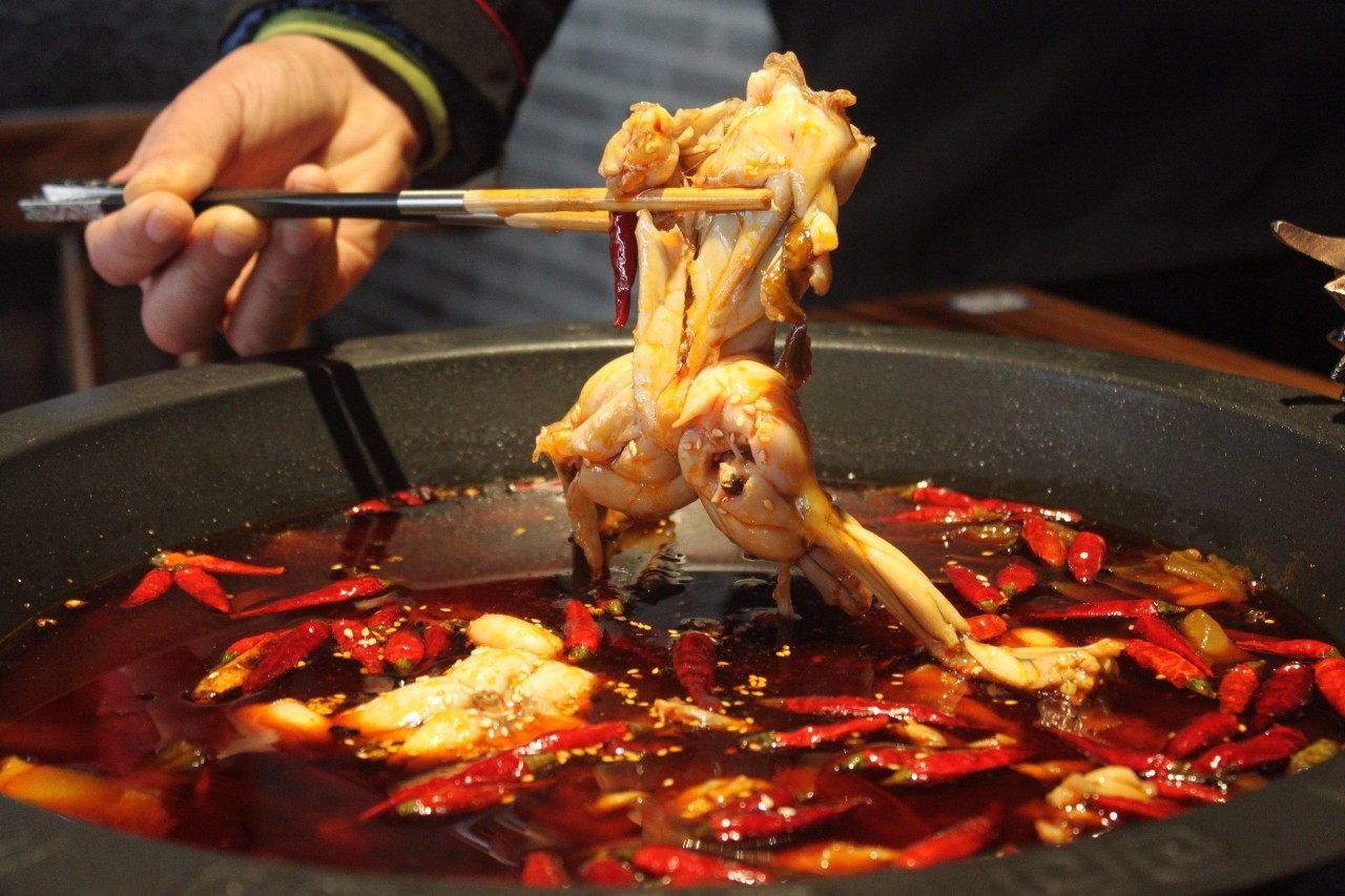 情况以桃花装饰为主,川味暖锅中的盛行菜:美蛙锅,老暖锅,酸菜鱼,大