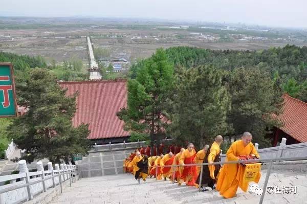 梅河口市五奎山龙泉寺为易地重建,原址位于号称"小奉天"的山城镇西街