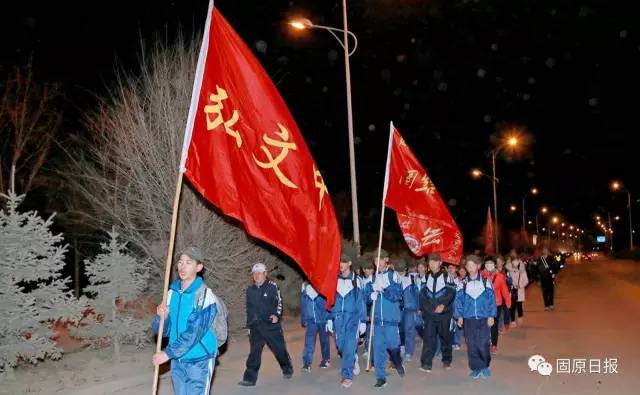 航拍弘文中学千名师生百里壮行任山河缅怀英烈报效祖国