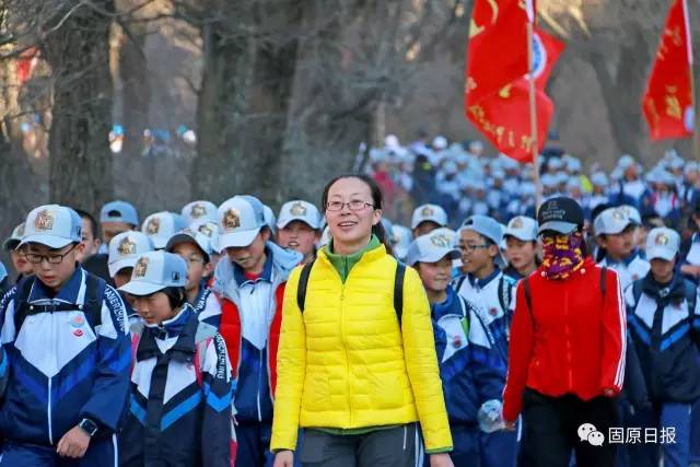 航拍弘文中学千名师生百里壮行任山河缅怀英烈报效祖国