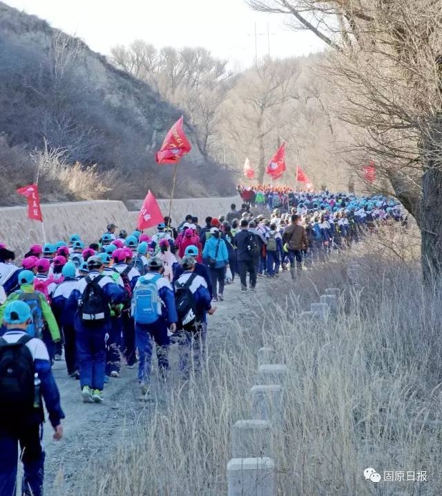 航拍弘文中学千名师生百里壮行任山河缅怀英烈报效祖国