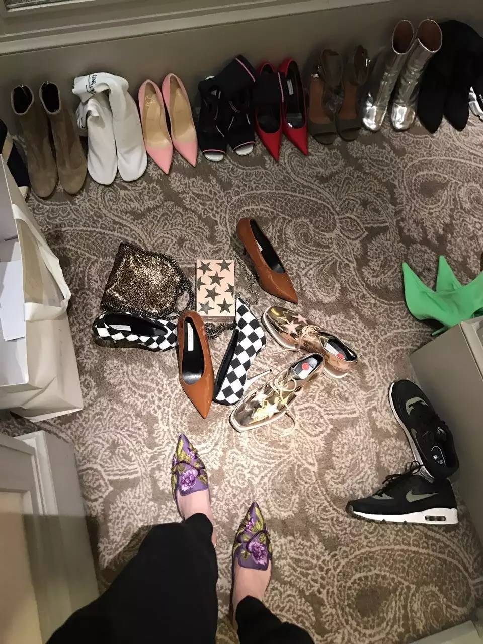 x:最近买了一堆鞋!