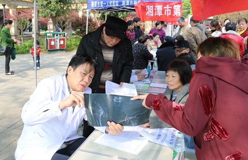 湘潭市第一人民医院骨科主任梁培雄现场义诊