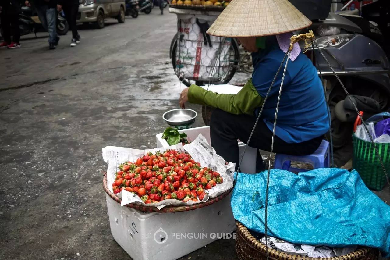 從昆明到河口乘著火車一路逛吃