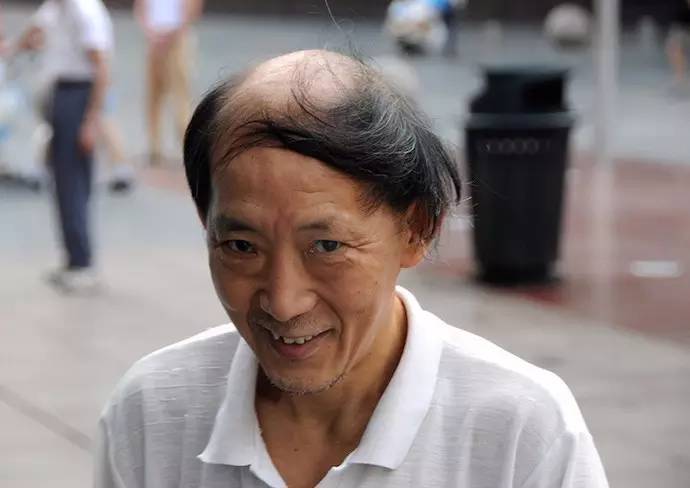 over》的摄影书,里面都是留着 谢顶流苏 发型的亚洲中老年男性照片