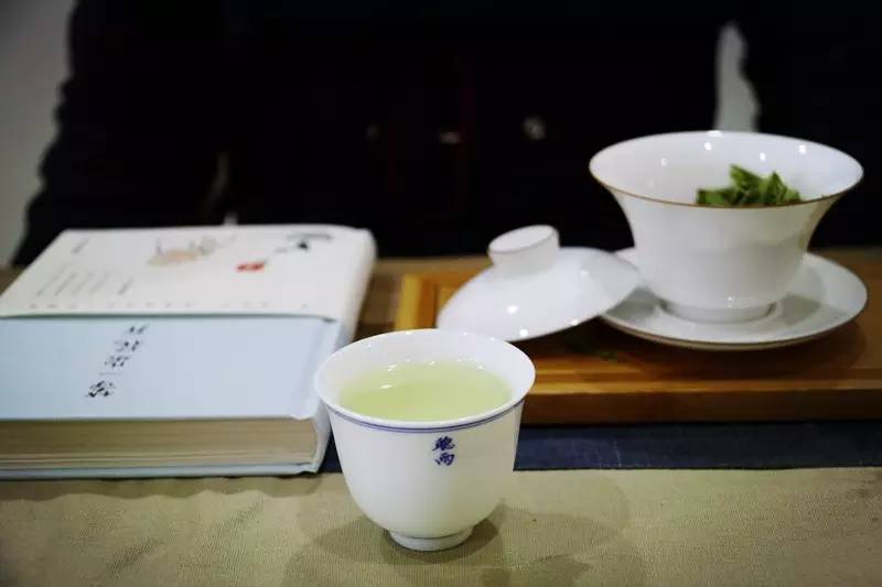 飲茶聽雨慢品閒情