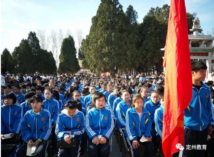 留早中学七年级师生参加定州市爱国主义教育报告会大渡河中学开展"