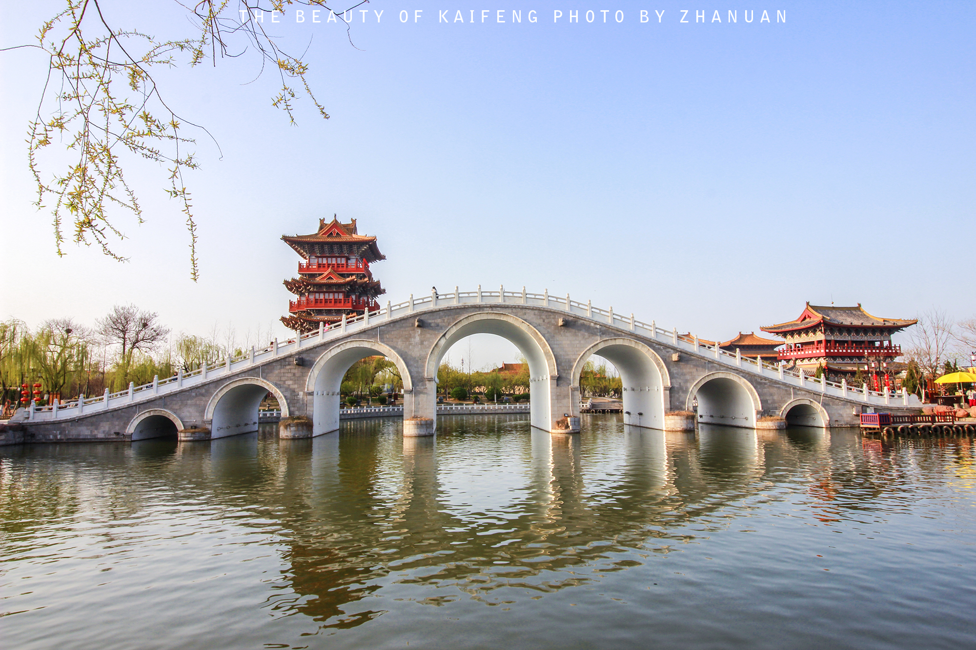 在春日清爽的午后,和你在清明上河园里走一走,看夕照虹桥;在粉妆宋服