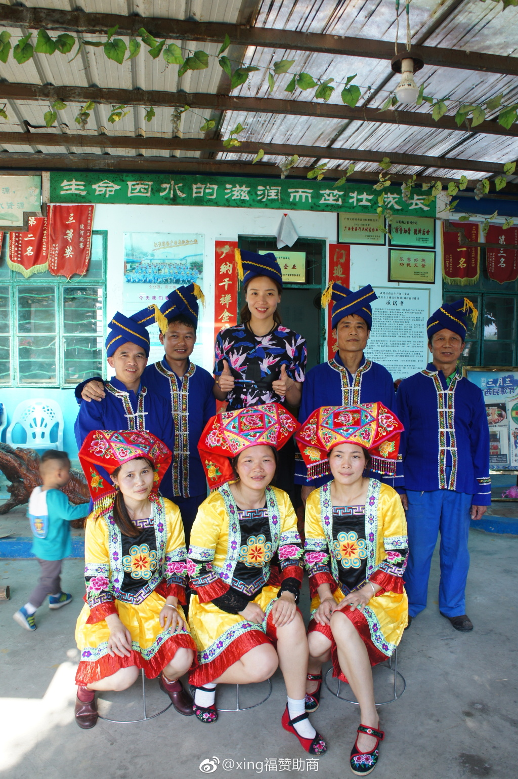 俏皮又可爱!魏秋月变身少数民族大美女,跳起竹竿舞