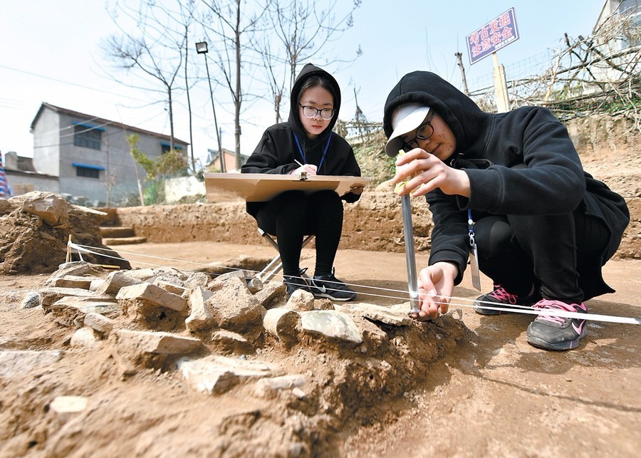 考古队员在现场测量绘图