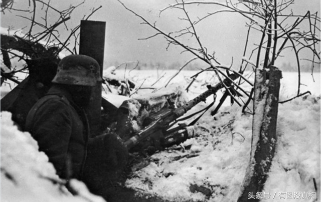 二战的冬天:德国元帅投降,眉毛胡子冻成渣,缴获钢盔比山高