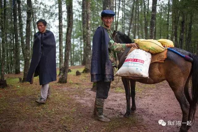 凉山诺苏彝人赶集场景,几十年不曾改变