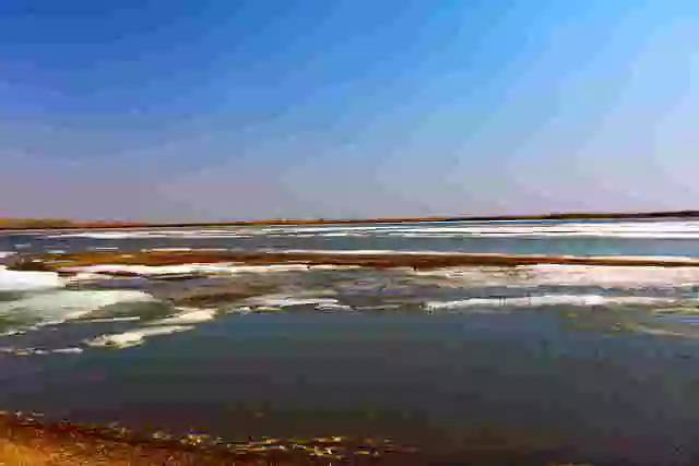 冰河炸裂 看嫩江文开江的壮丽景象