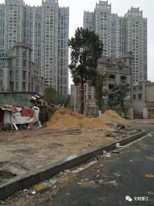 废弃的建筑垃圾…这样的情景,出现在咱市区的繁华地段,晋江奥林春天