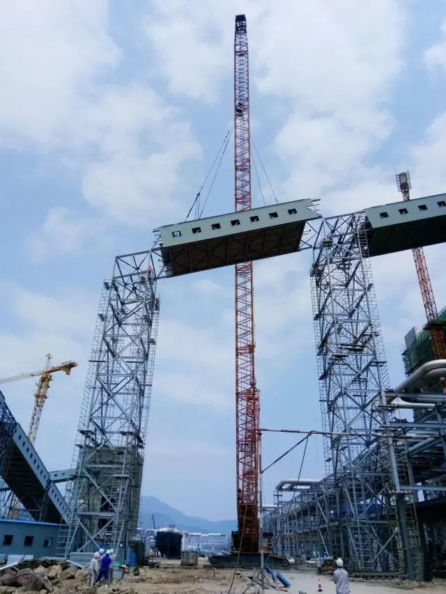 【特写】三吊陆上栈桥,进口大型履带吊于惠州炼油项目展英姿!