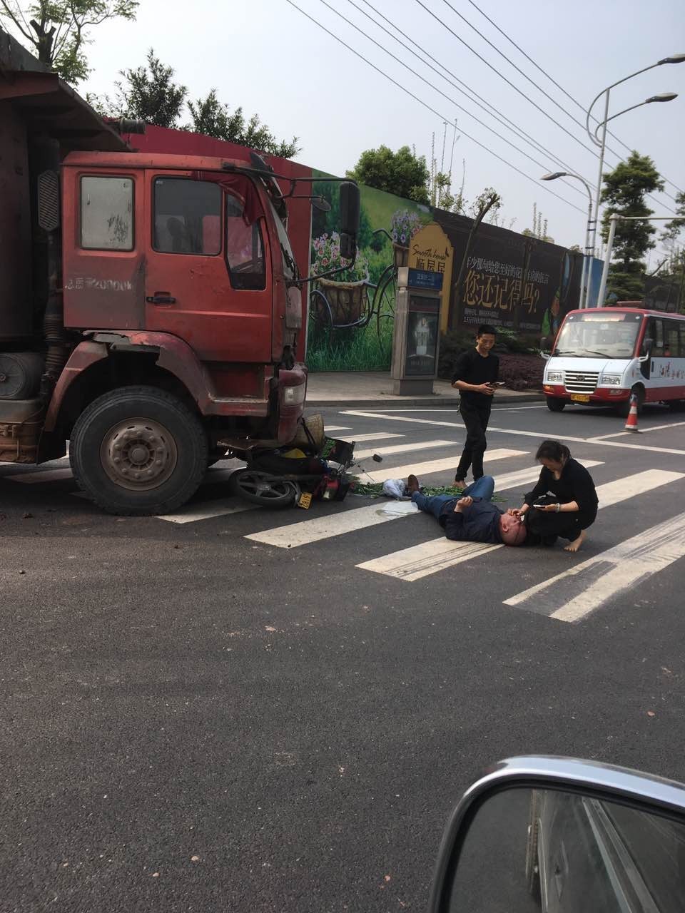 又是一场车祸,说真的泸州今年已经发生了很多类似这样的车祸,小编还真