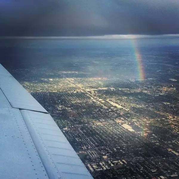 飞机上看彩虹跟地面有啥不一样?