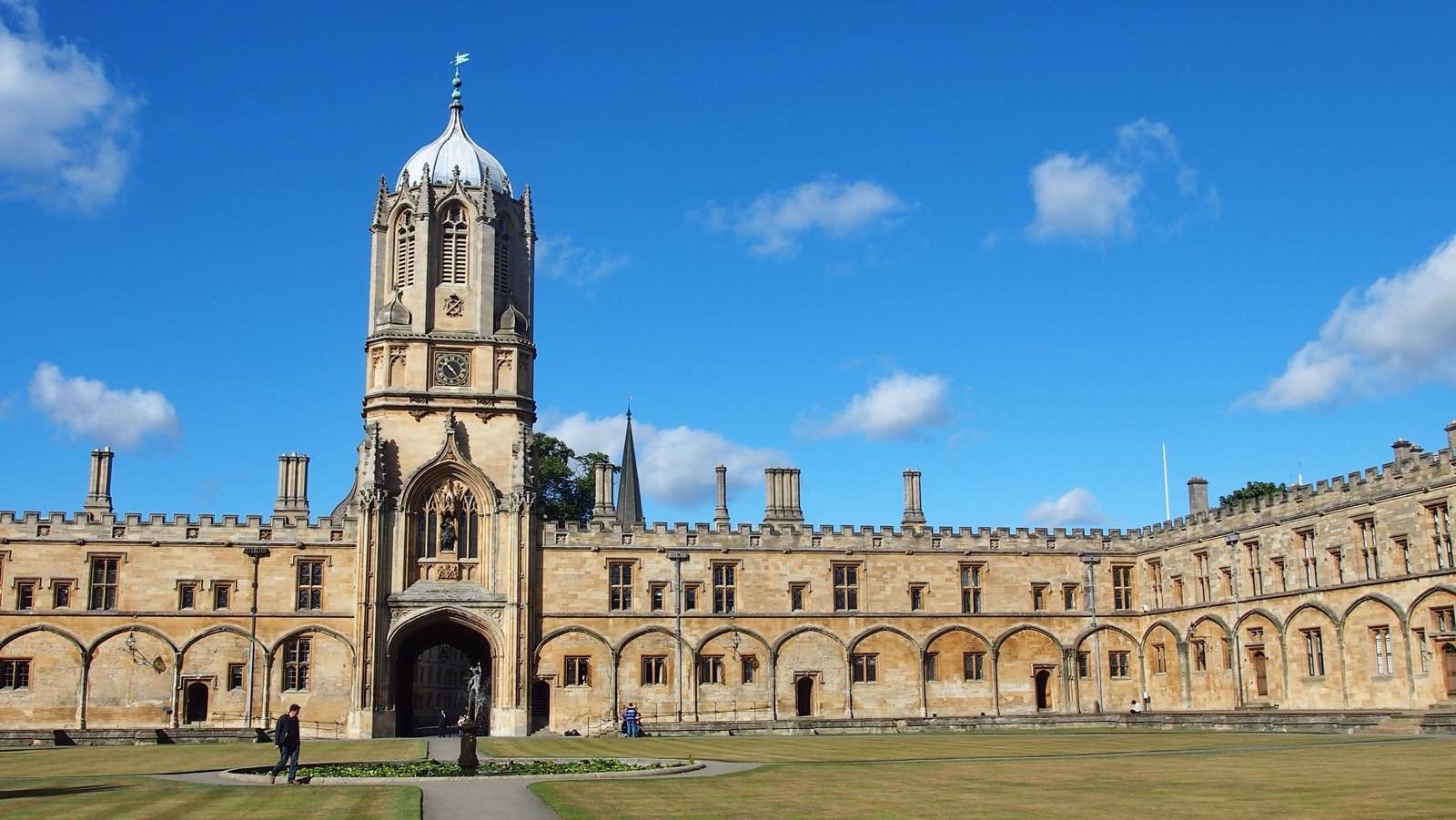 这一点,要从牛津大学的起源来讲,作为英语世界最古老的大学,最初只