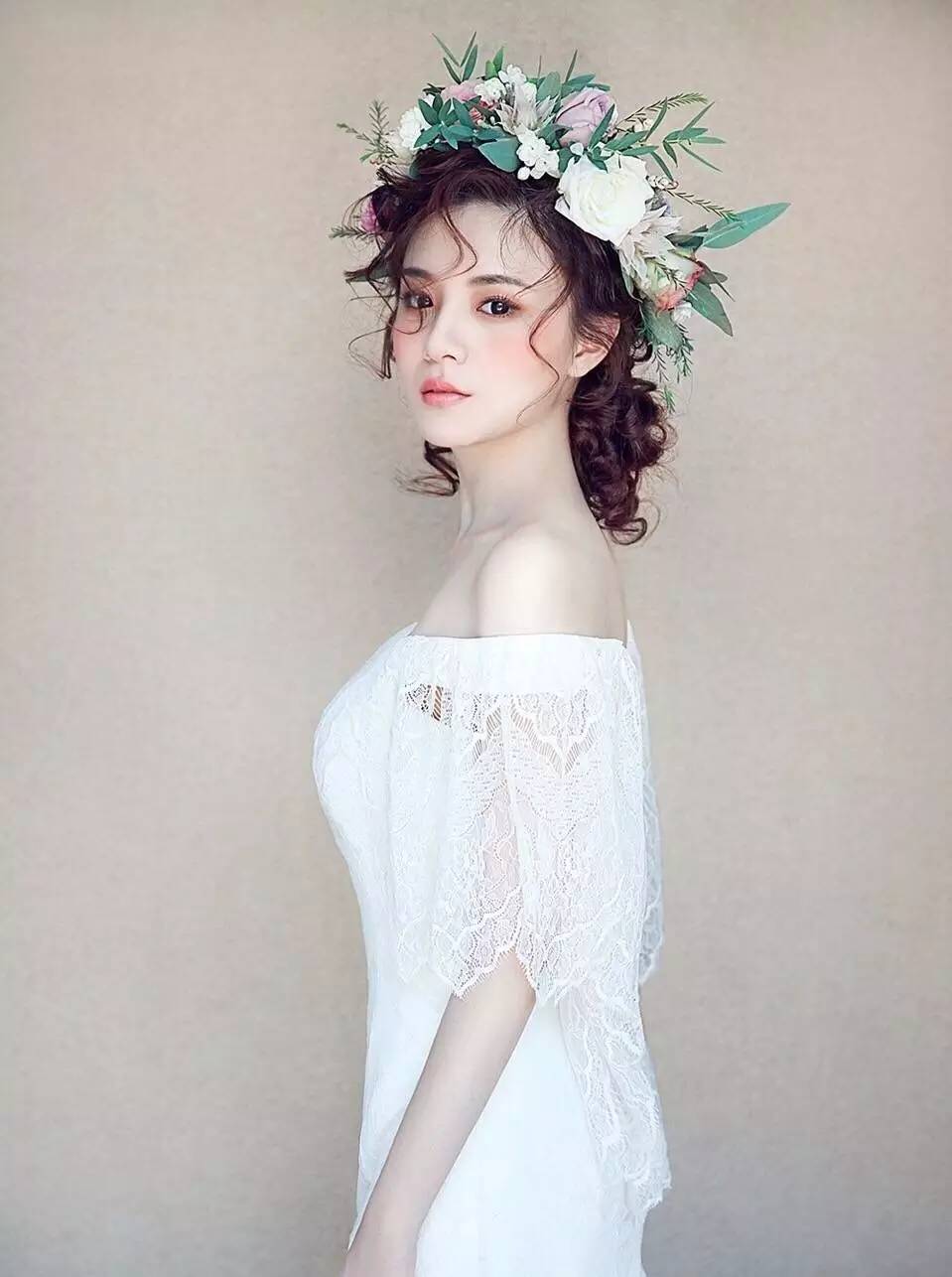 对于新娘来说,仙气十足的森系浪漫发型又怎么能少?