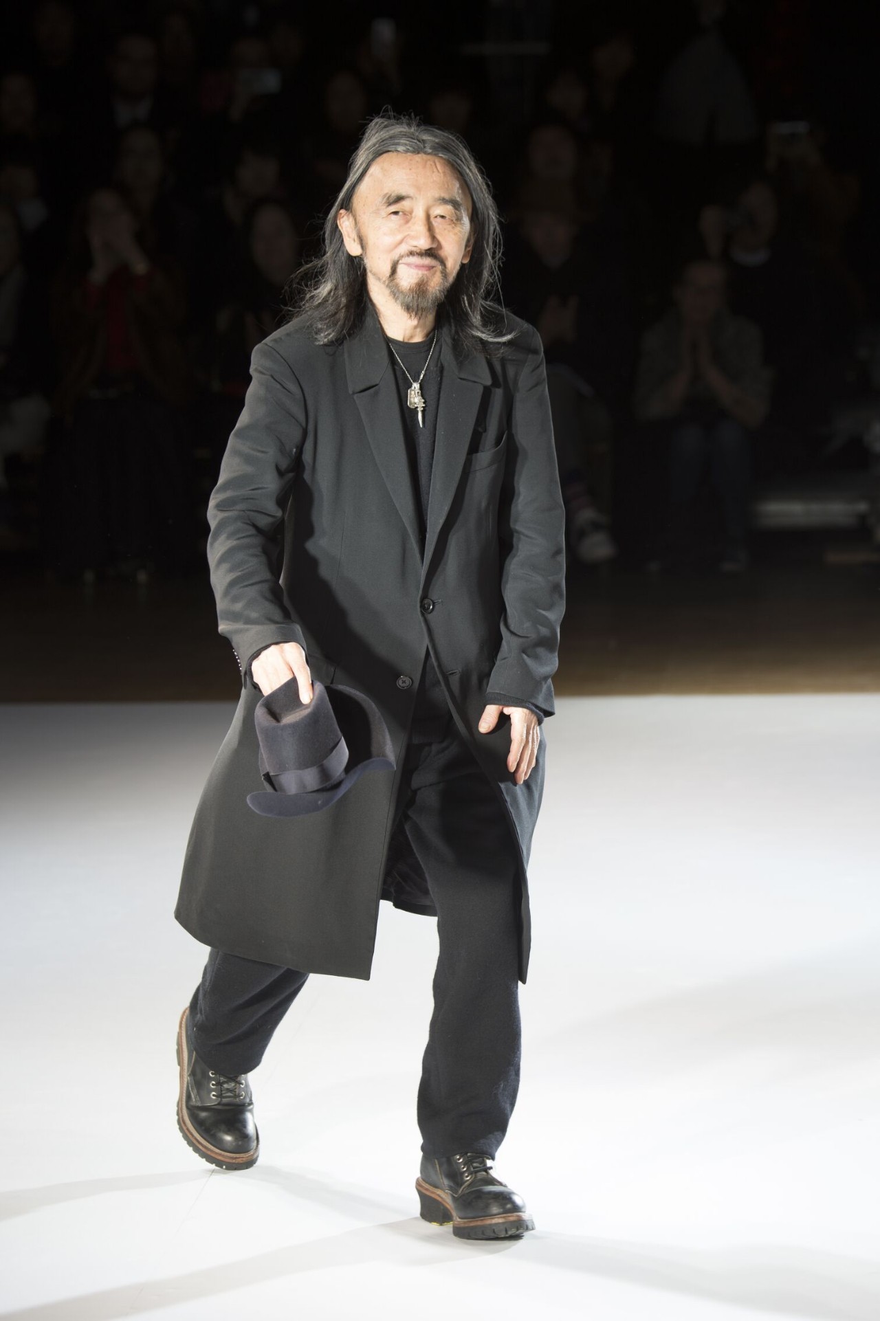 首先,说到了yohji yamamoto(山本耀司,你先想到的是什么?一身黑?