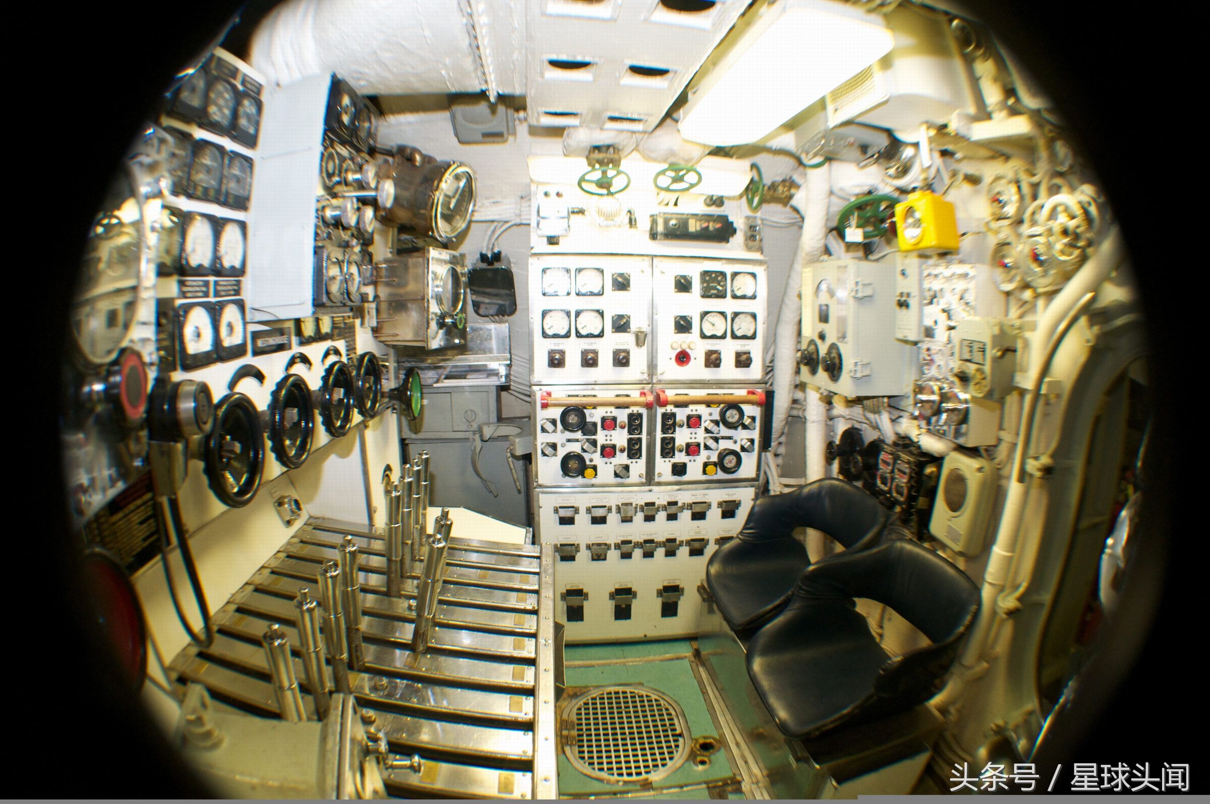 这是美国二战期间剃刀鲸号潜艇内部的一个舱室,这艘潜艇还曾卖给
