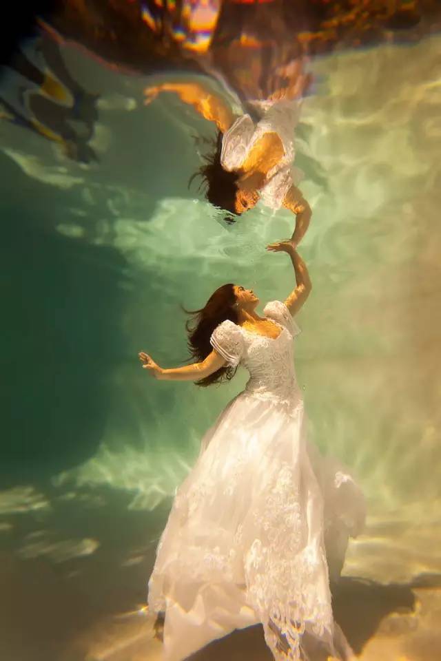 水底下的婚纱照图片