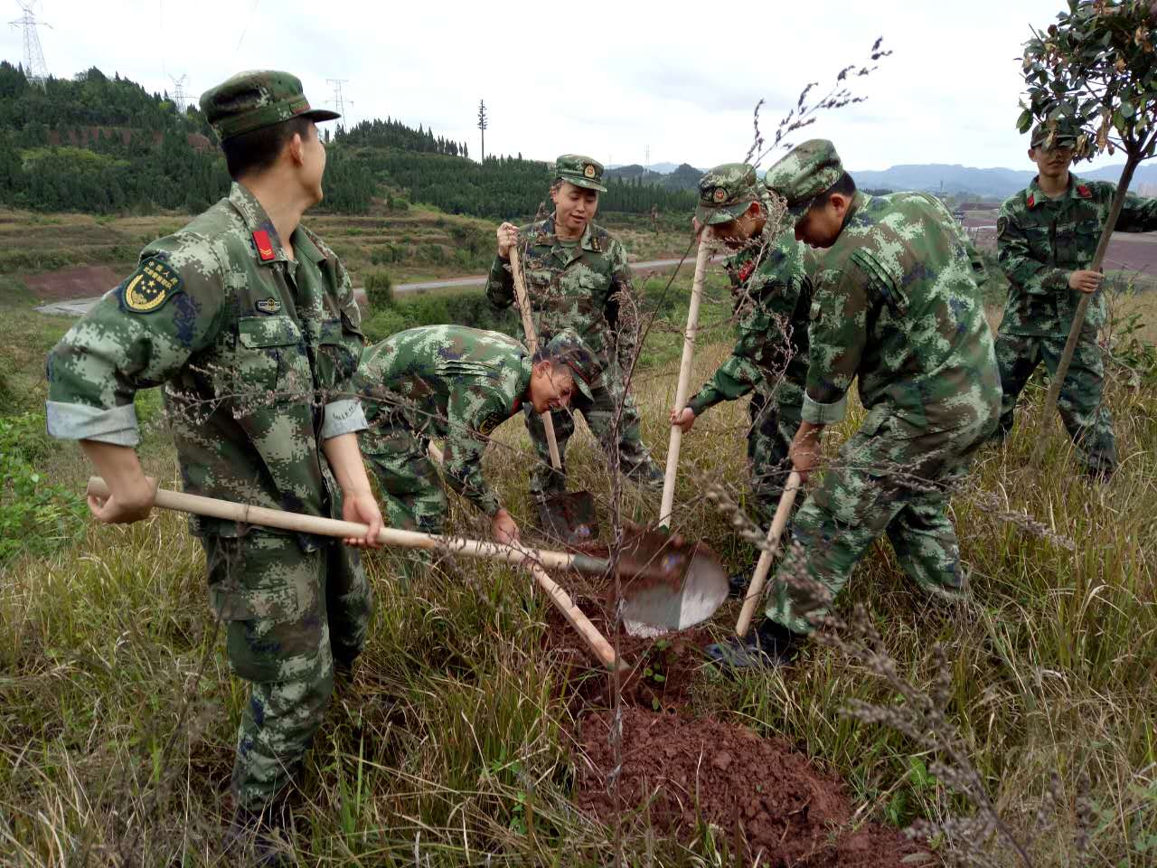 就是咱們南充嘉陵這邊武警中隊的官兵!第一個