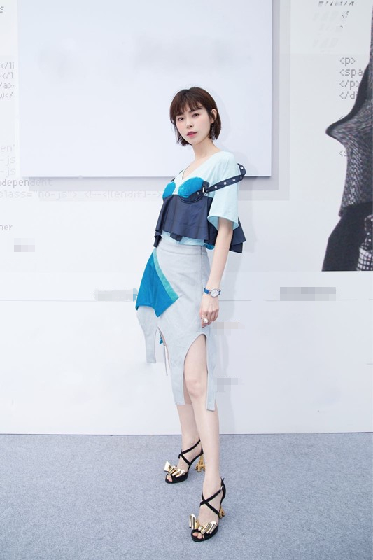卢杉亮相上海时装周 时髦造型大胆抢眼