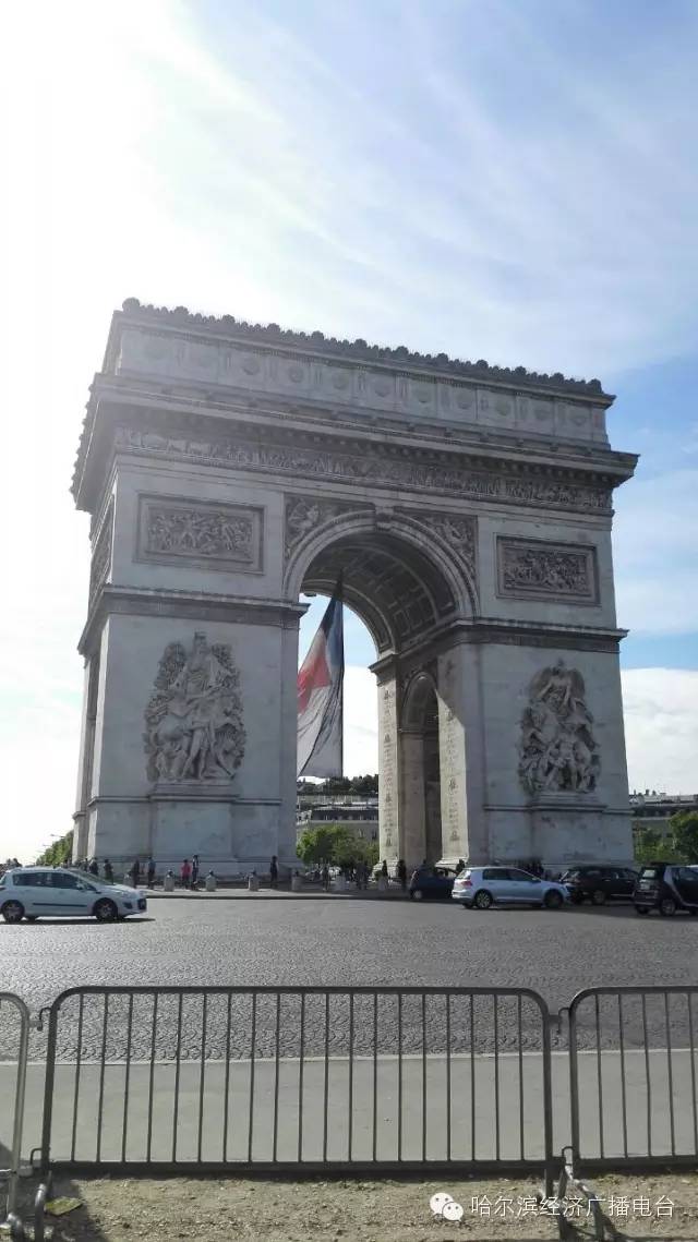 凯旋门—它是现今世界上最大的一座圆拱门,位于巴黎市中心戴高乐广场