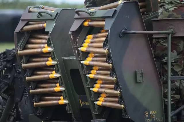 炮弹很大量很多爱尔兰国防军进行高射炮防空射击