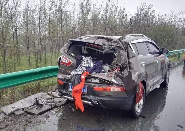 湖北高速交警接到报警,女子带幼子驾车高速狂奔,遭遇车祸,疯狂举动的