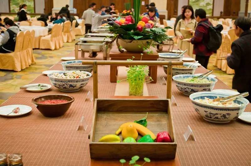 图丨灵山梵宫净素自助餐:绿色食材,丰富菜品,享用宁静喜悦的一餐.