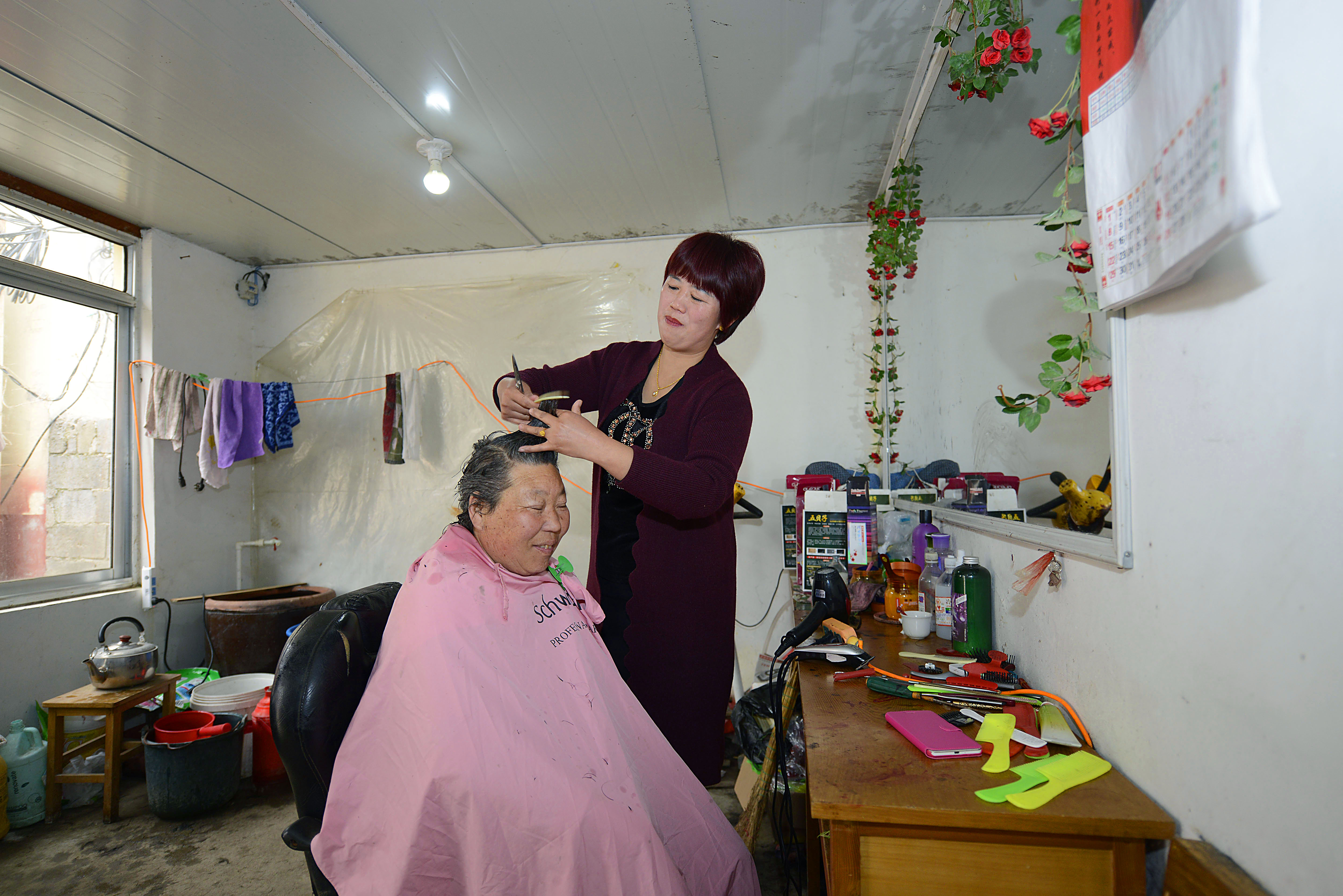传统女理发师图片
