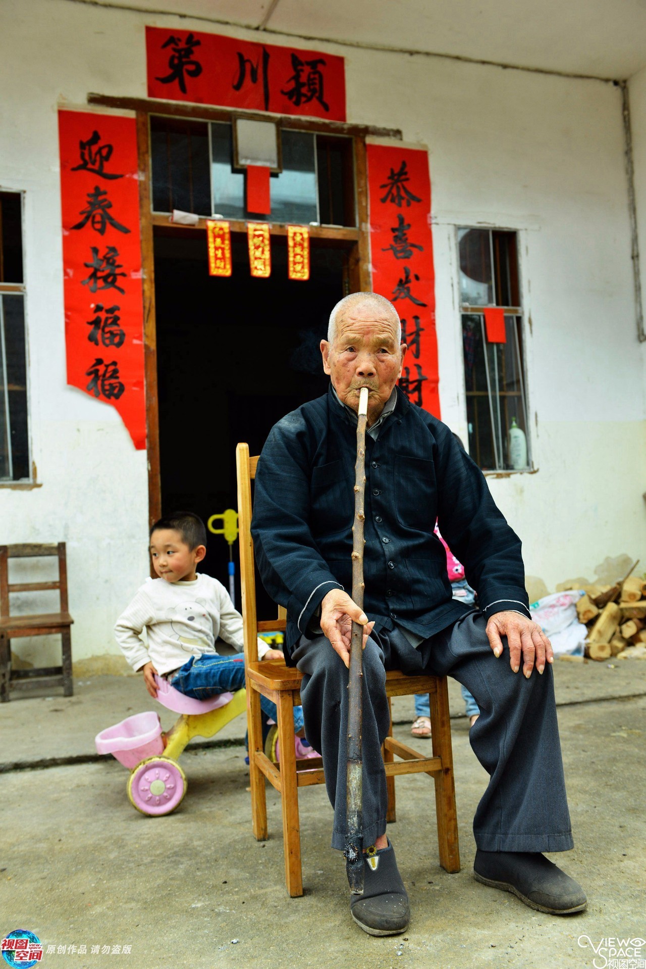 百岁老人抽烟大半世纪自制烟杆神器