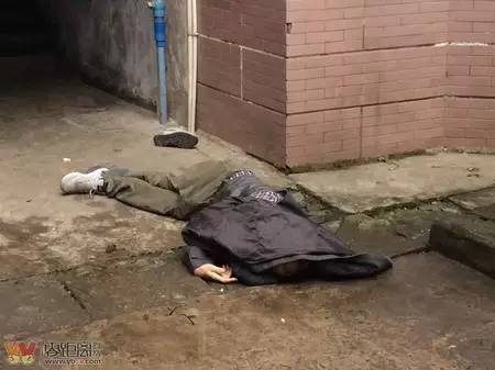 宜宾凤凰小区一位45岁左右的男子跳楼,当场死亡!