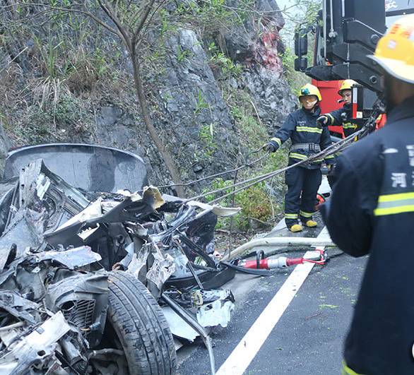 重大车祸!南宁绕城高速发生4车连环相撞,10人死亡!现场触目惊心