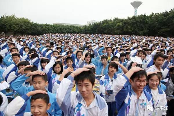 再见喇运动校服教育厅说湛江学生的校服以后自己做主