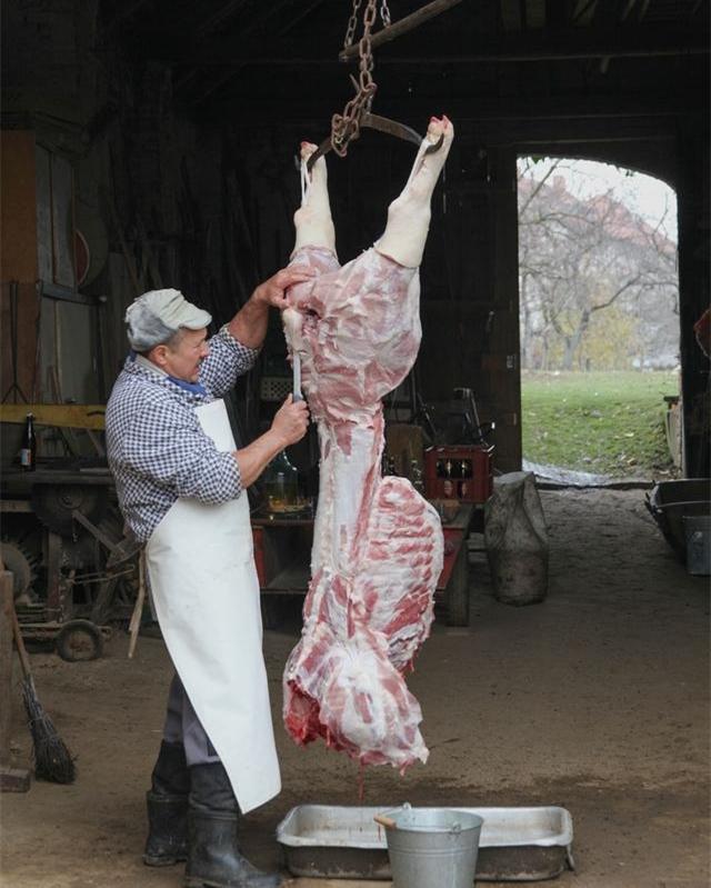 北欧农民的特色杀猪菜,和东北的血肠差不多