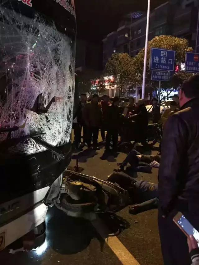湖南新宁车祸60人死亡图片