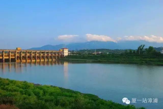 "春溪雨后水潺湲,驾得扁舟出小湾"鹿溪流经县城,河道宽阔,春水初涨时