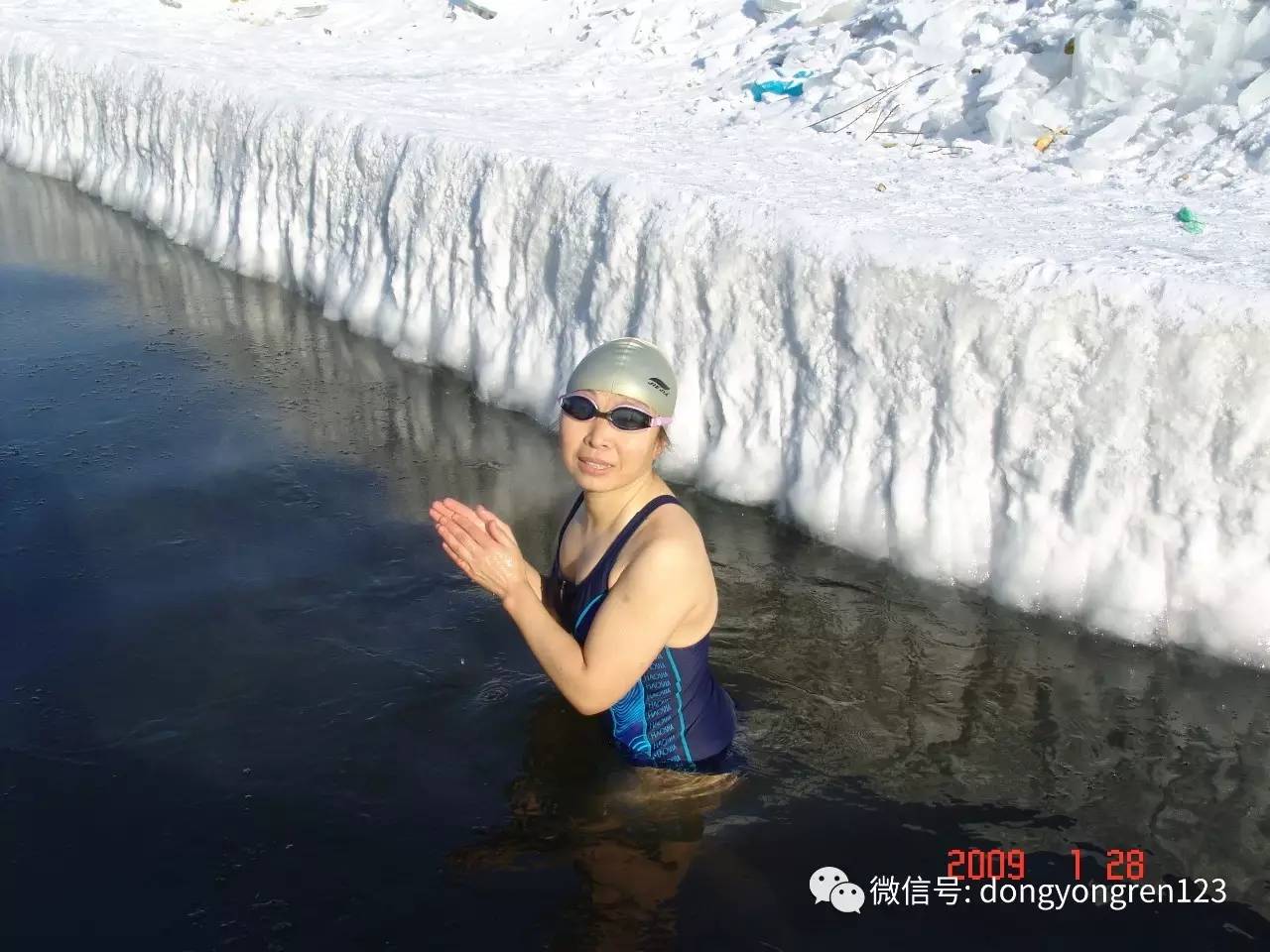 冻龄女神冬泳图片