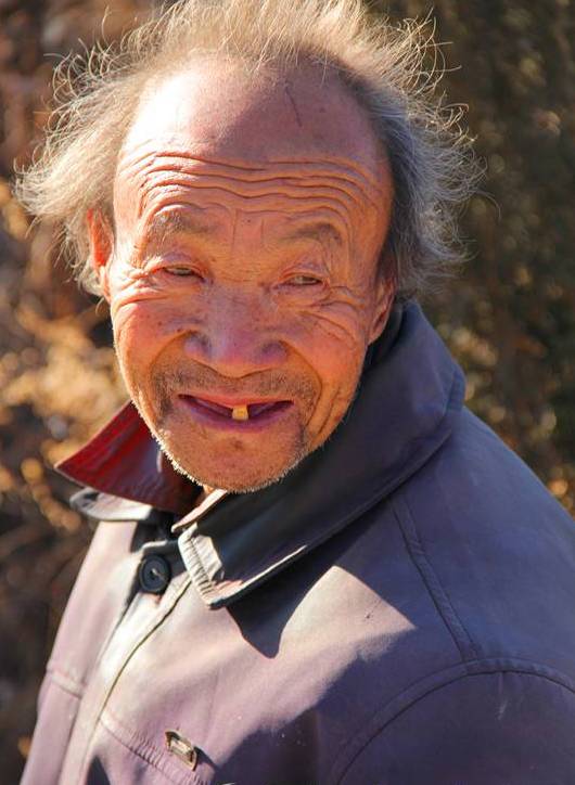 其它 正文 在去往养牛场的路上,我遇上了这样一位白发苍苍的老人:牙齿