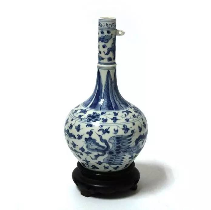 成化朝的官窑青花瓷有的继续使用苏麻离青料,宣德遗风仍存,但多数使用