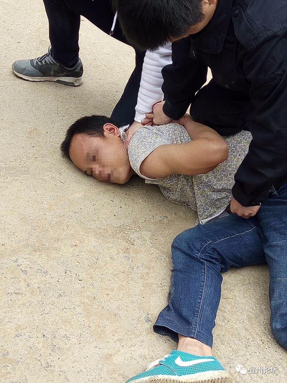 宜州同德街一名偷车贼现场被抓,抓捕现场动作激烈,围观群众兴奋了