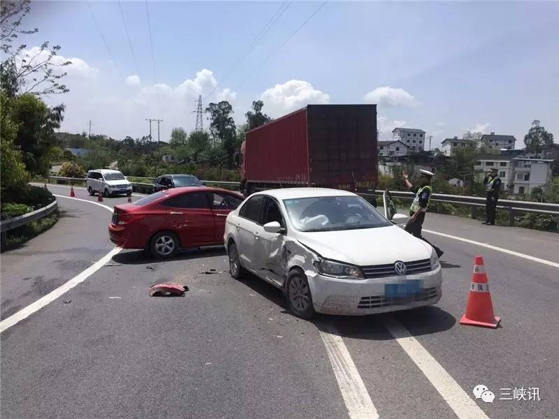 重百商場門前剛剛發生一起車禍一女子被撞當場倒地