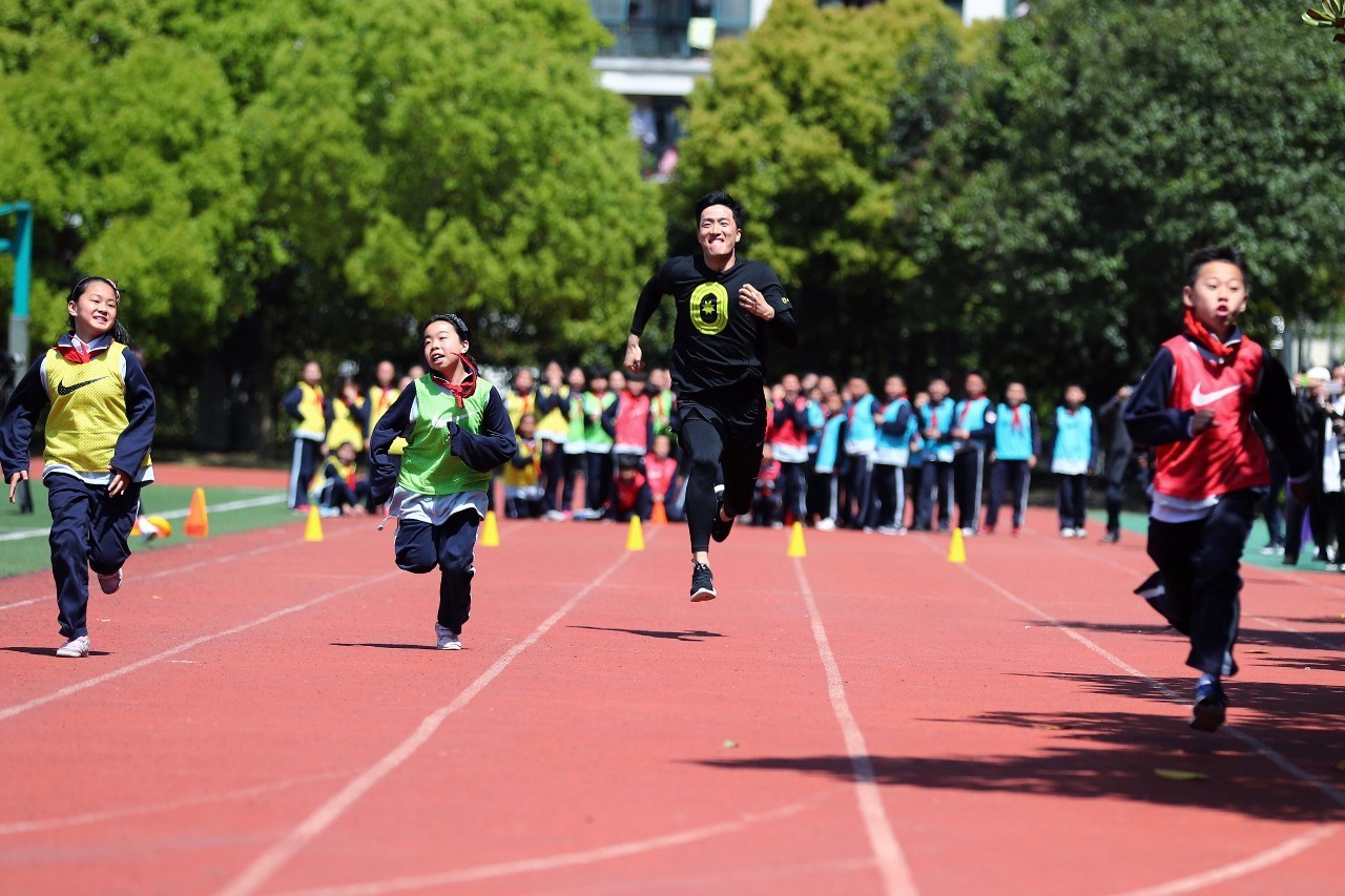 刘翔与耐克"活力校园"小学生一起奔跑