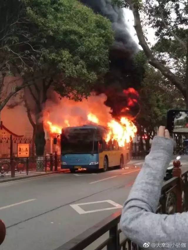 厦门一公交车自燃,火光冲天!危急时刻,他做了一个动作,整车人得救了