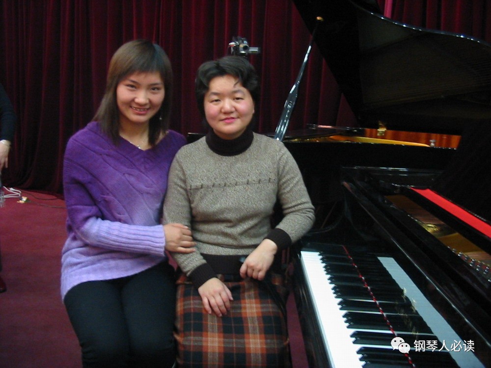 卞萌钢琴老师图片